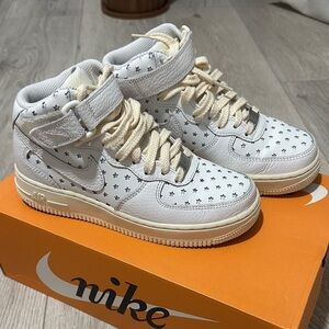Nike Air Force 1 Mid
Cut Out Stars Summit White (Women's)